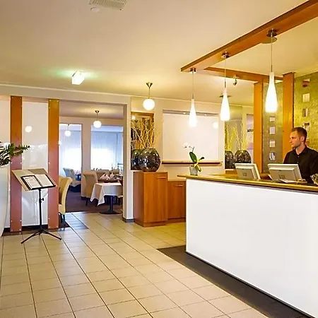 מלון Garden Mit Kostenfreien Parkplaetzen 3*