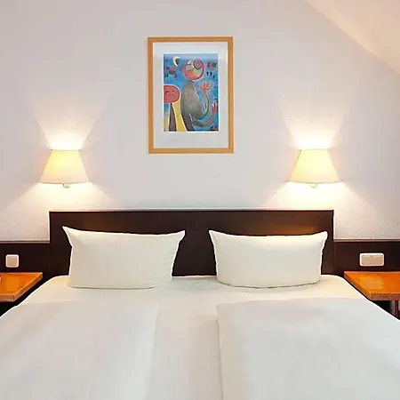מלון Garden Mit Kostenfreien Parkplaetzen 3*