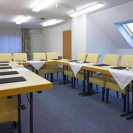 מלון Garden Mit Kostenfreien Parkplaetzen 3*