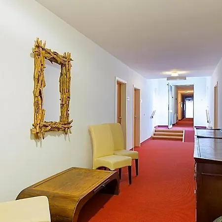 מלון Garden Mit Kostenfreien Parkplaetzen 3*