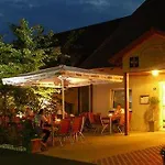 Отель Garden Mit Kostenfreien Parkplaetzen 3*