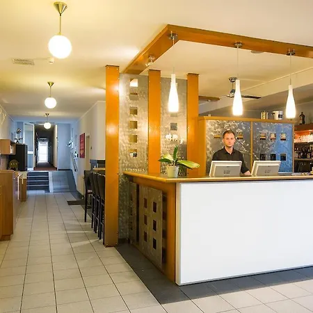 Отель Garden Mit Kostenfreien Parkplaetzen 3*